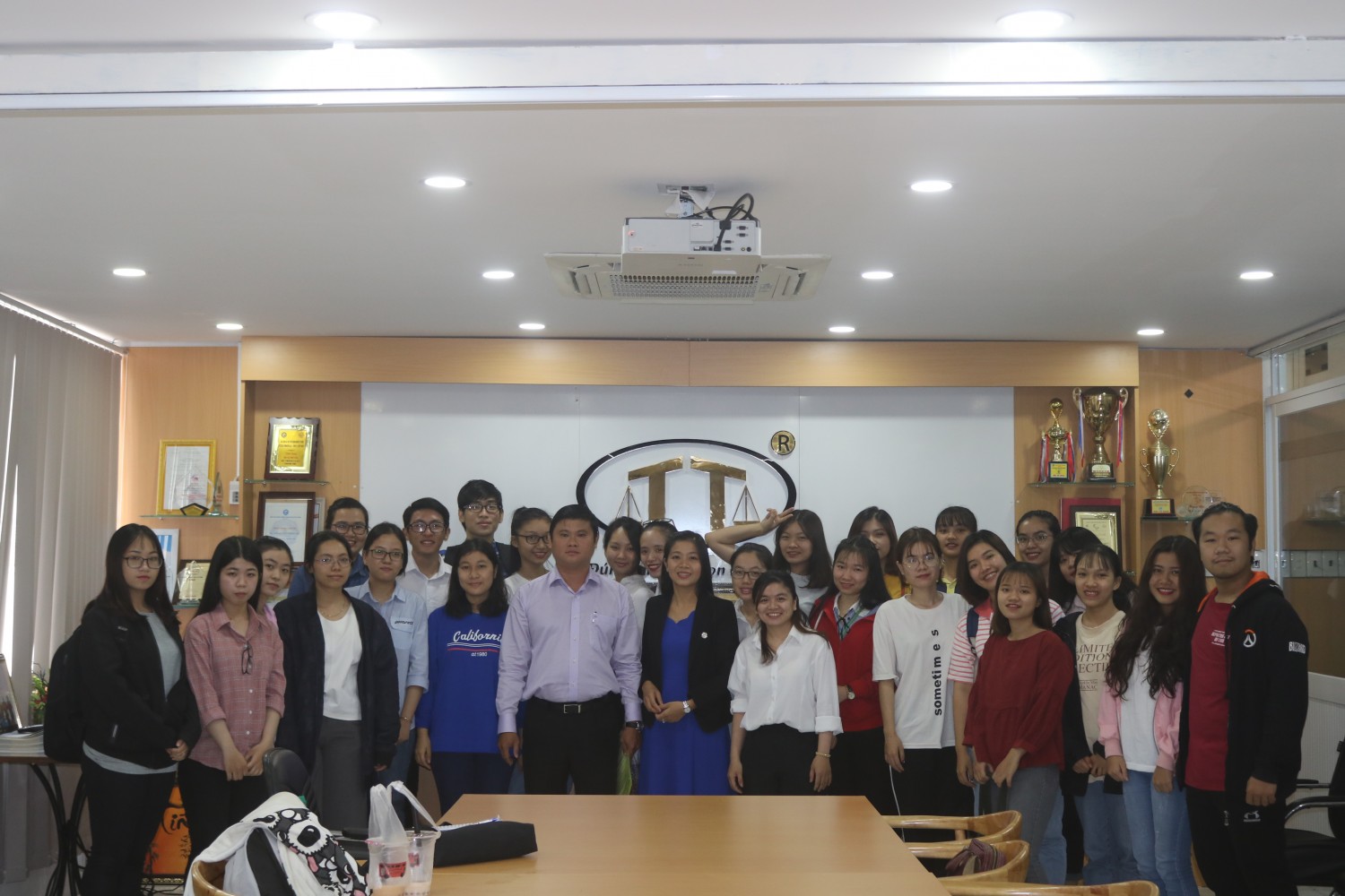 02-tham-quan-cong-ty-luat-thinh-tri