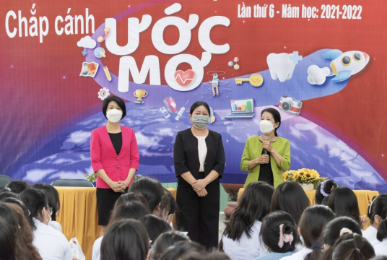 104-huflit-trao-hoc-bong-va-to-chuc-huong-nghiep-tai-truong-THPT