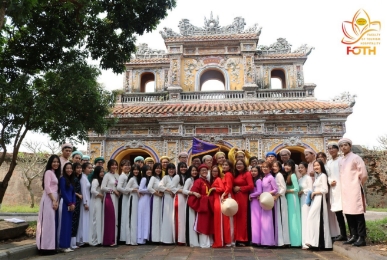 52-huflit-trao-hoc-bong-va-to-chuc-huong-nghiep-tai-truong-THPT