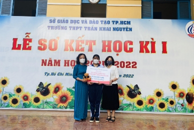50-huflit-trao-hoc-bong-va-to-chuc-huong-nghiep-tai-truong-THPT