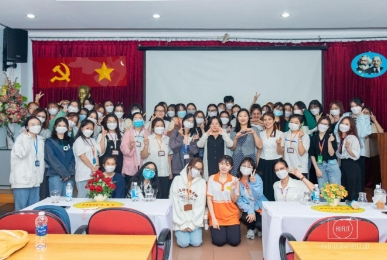61-sinh-vien-huflit-viet-thu-phap-chu-Han