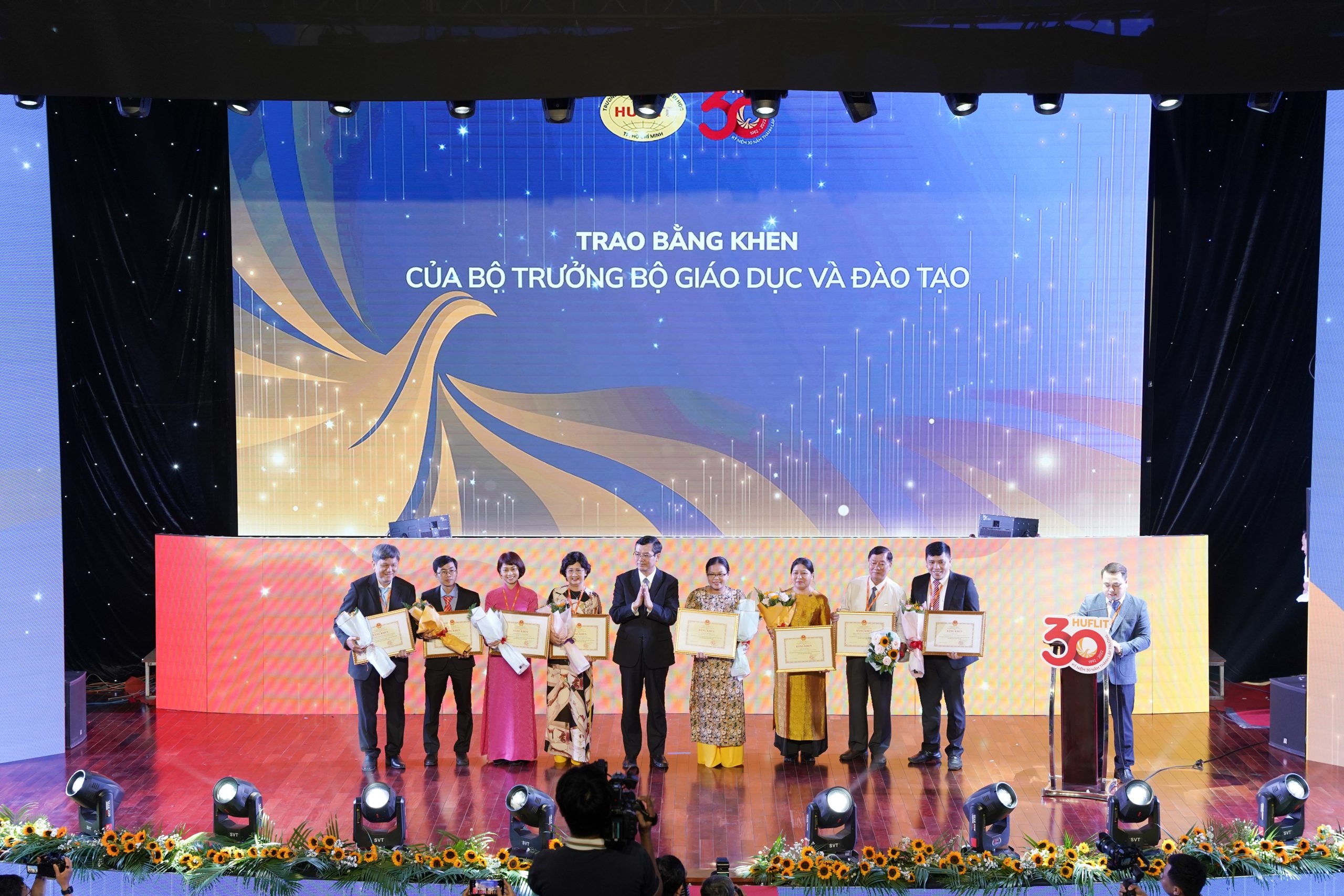 3.2 HUFLIT TUYEN DUNG - CHE DO NHAN VIEN