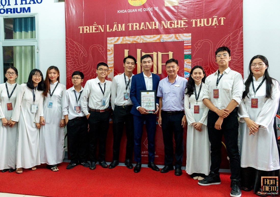 sinh-vien-nam-3-nam-4-khoa-qhqt-to-chuc-trien-lam-tranh-nghe-thuat-hoa-niem