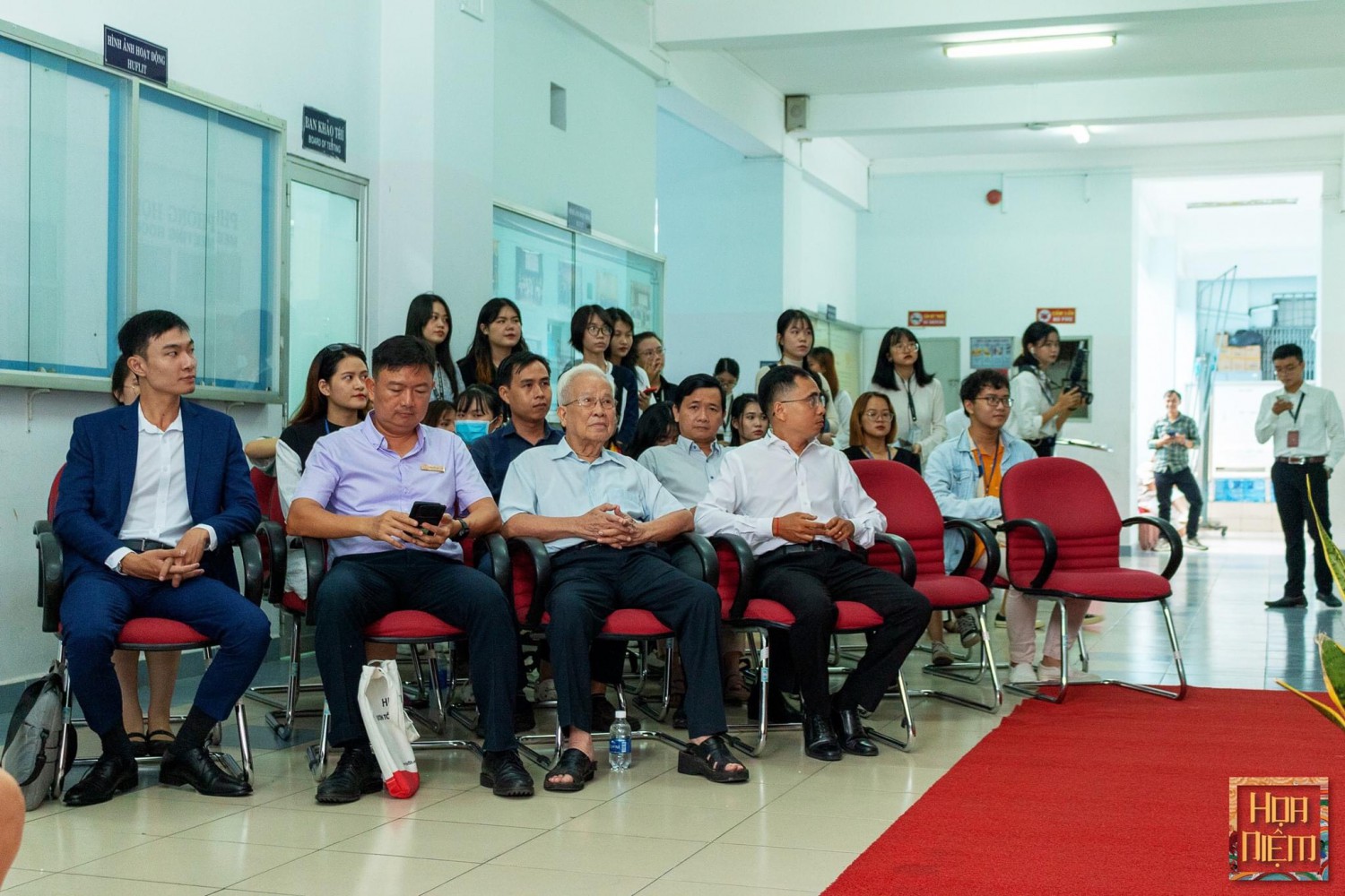 99-thumb-khoa-qhqt-trien-lam-hoa-niem