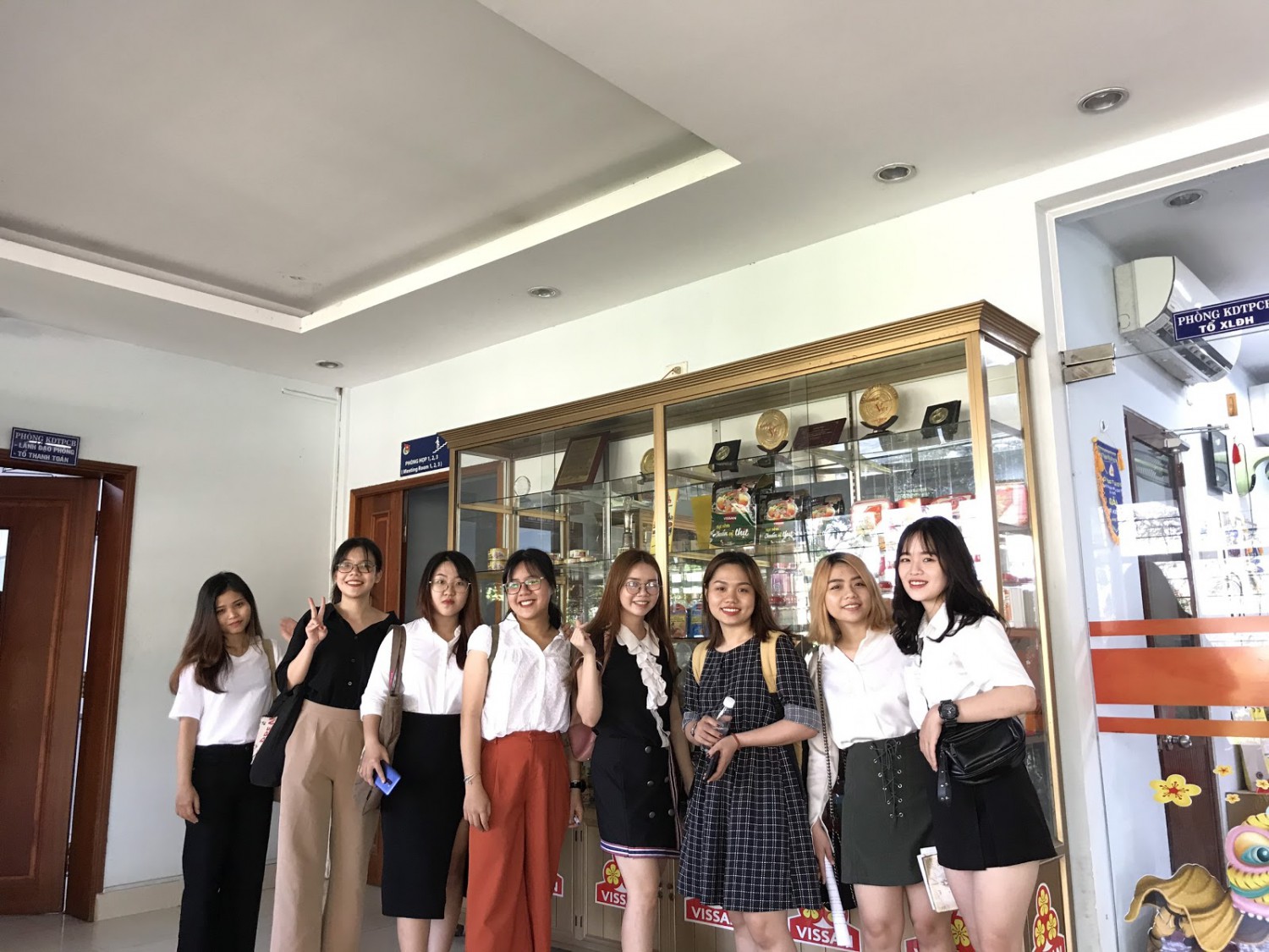 240-Sinh viên chuyên ngành Quan hệ công chúng tham quan công ty VISSAN