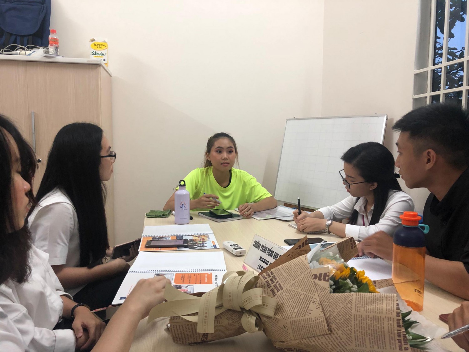 244-Sinh viên khoa Quan Hệ Quốc Tế tham quan thực tế tại Trung tâm Anh ngữ Vietlish Co-spaces