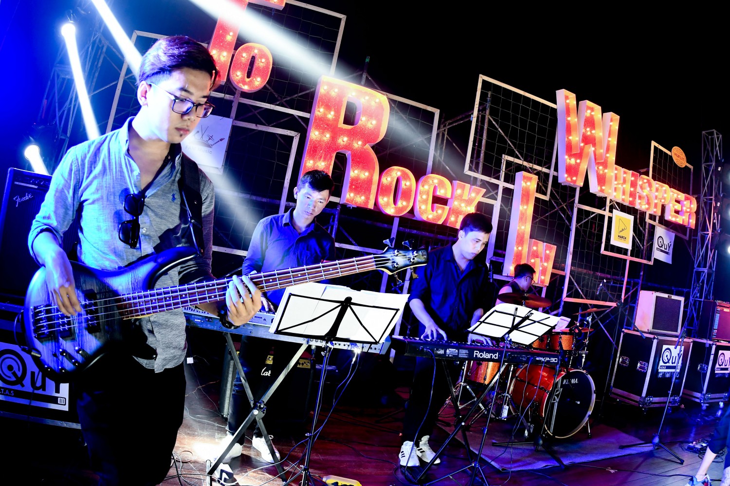 300Khoa Quan hệ Quốc tế: Tổ chức Đêm nhạc Pop Rock và Indie 