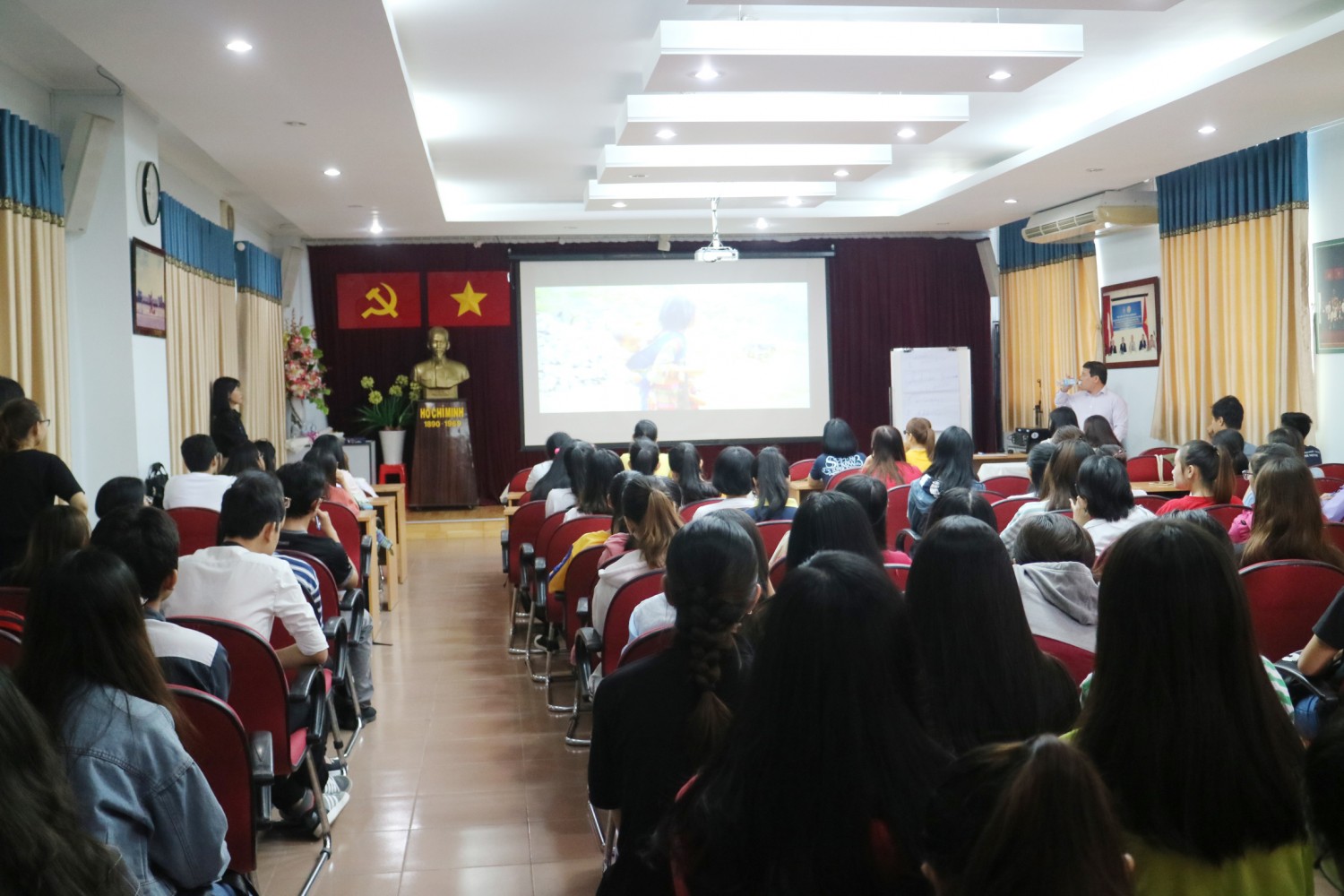 332Khoa QHQT tổ chức Talk Show: Thủ Thuật Thiết Kế Video Marketing