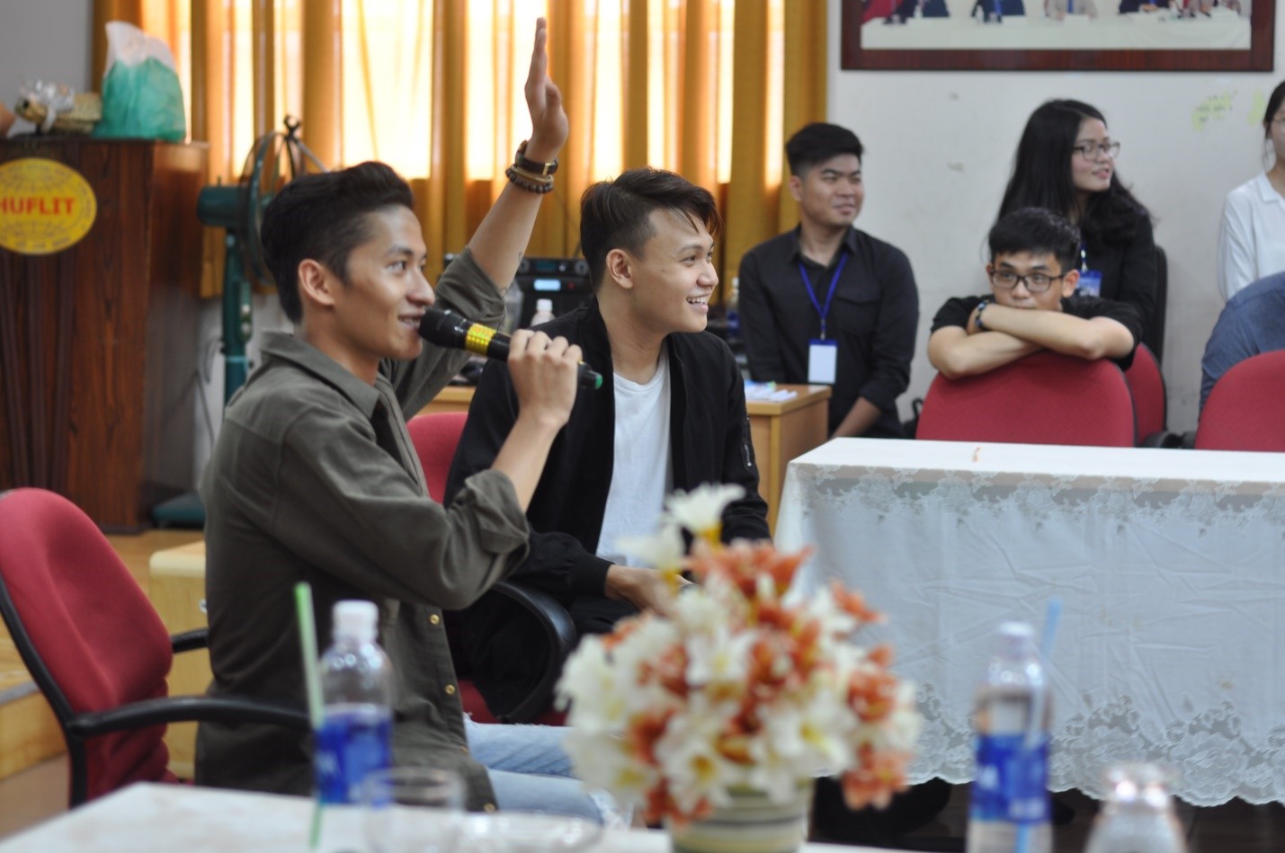 377Khoa QHQT tổ chức buổi giao lưu 