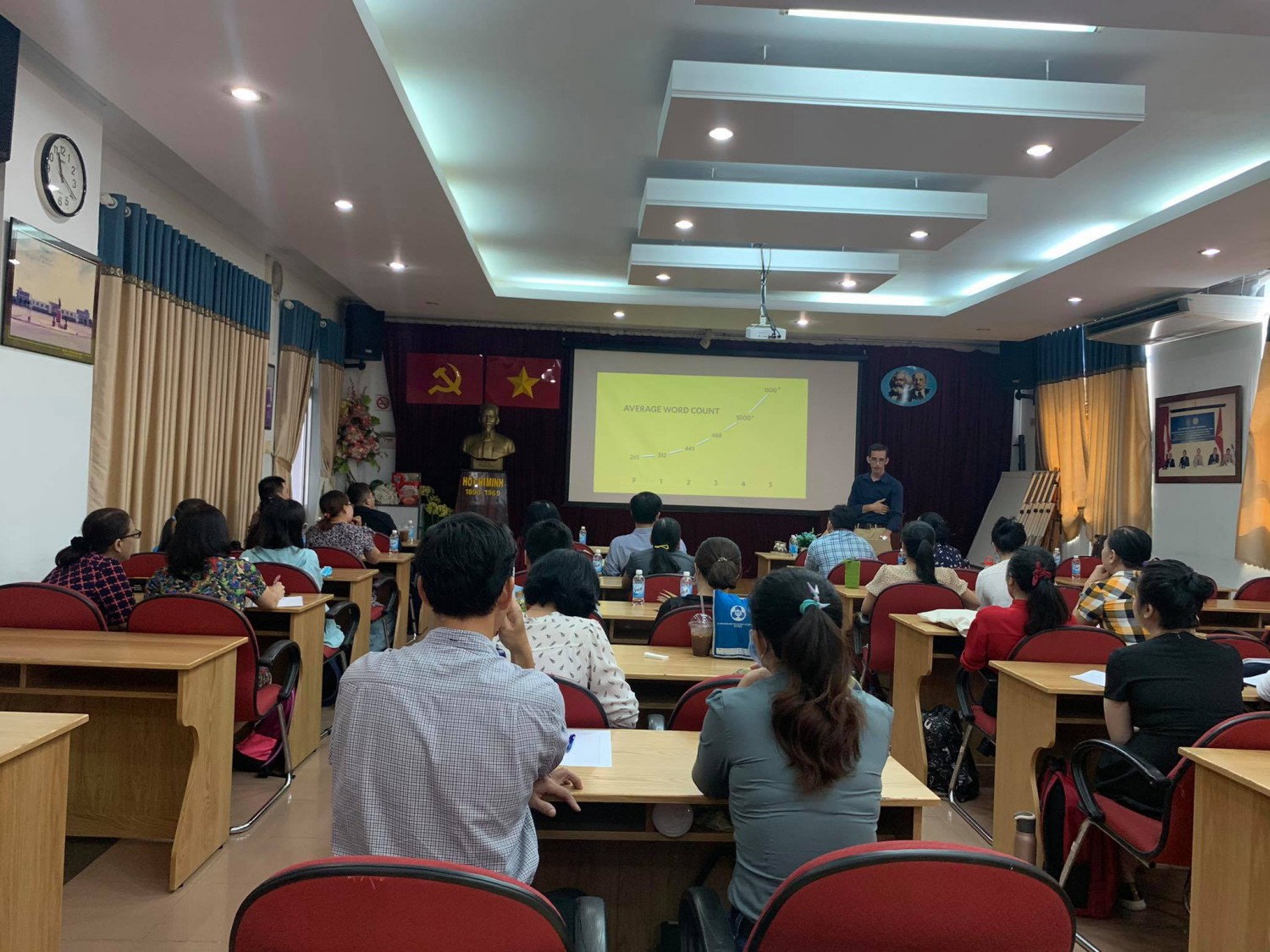 khoa-ngoai-ngu-to-chuc-tap-huan-cho-can-bo-giang-vien