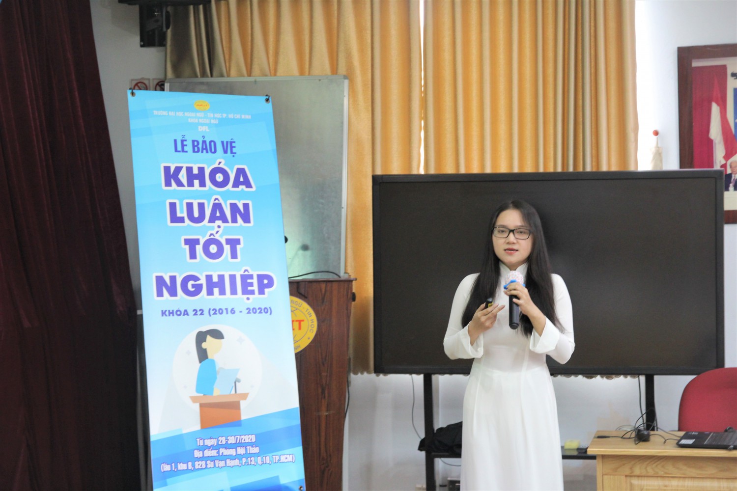 sinh-vien-ngon-ngu-anh-bao-ve-thanh-cong-khoa-luan-tot-nghiep-trong-dich-covid-19