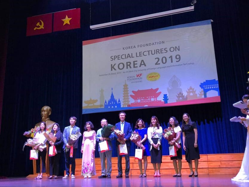 2lanh-dao-truong-huflit-tbm-tieng-han-trao-hoa-va-qua-luu-niem-cho-doan-dai-bieu-kf