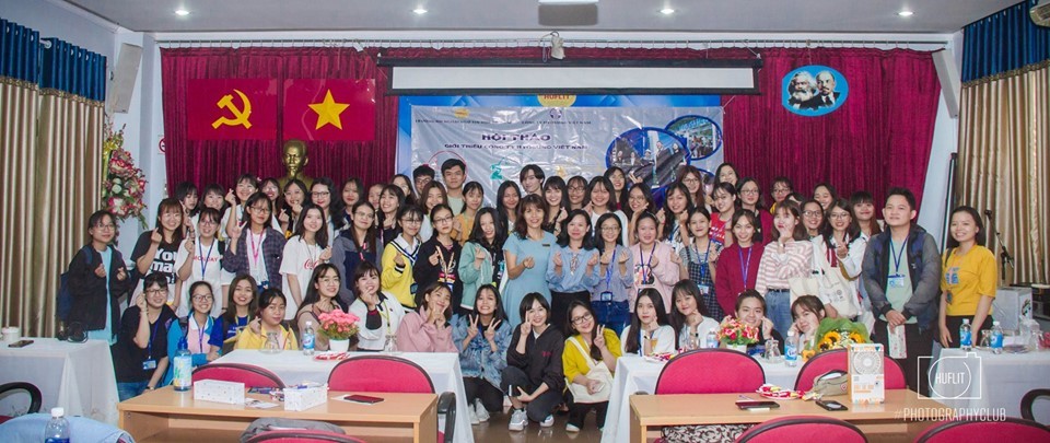 dai-dien-cong-ty-hyosung-viet-nam-giang-vien-va-sinh-vien-chup-anh-luu-niem