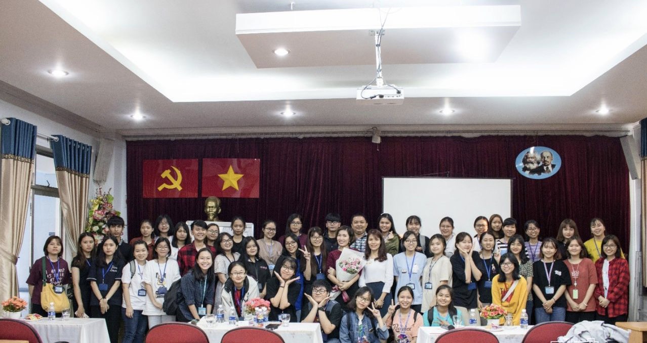 khoa-dong-phuong-to-chuc-buoi-noi-chuyen-hanh-phuc-sau-dai-hoc