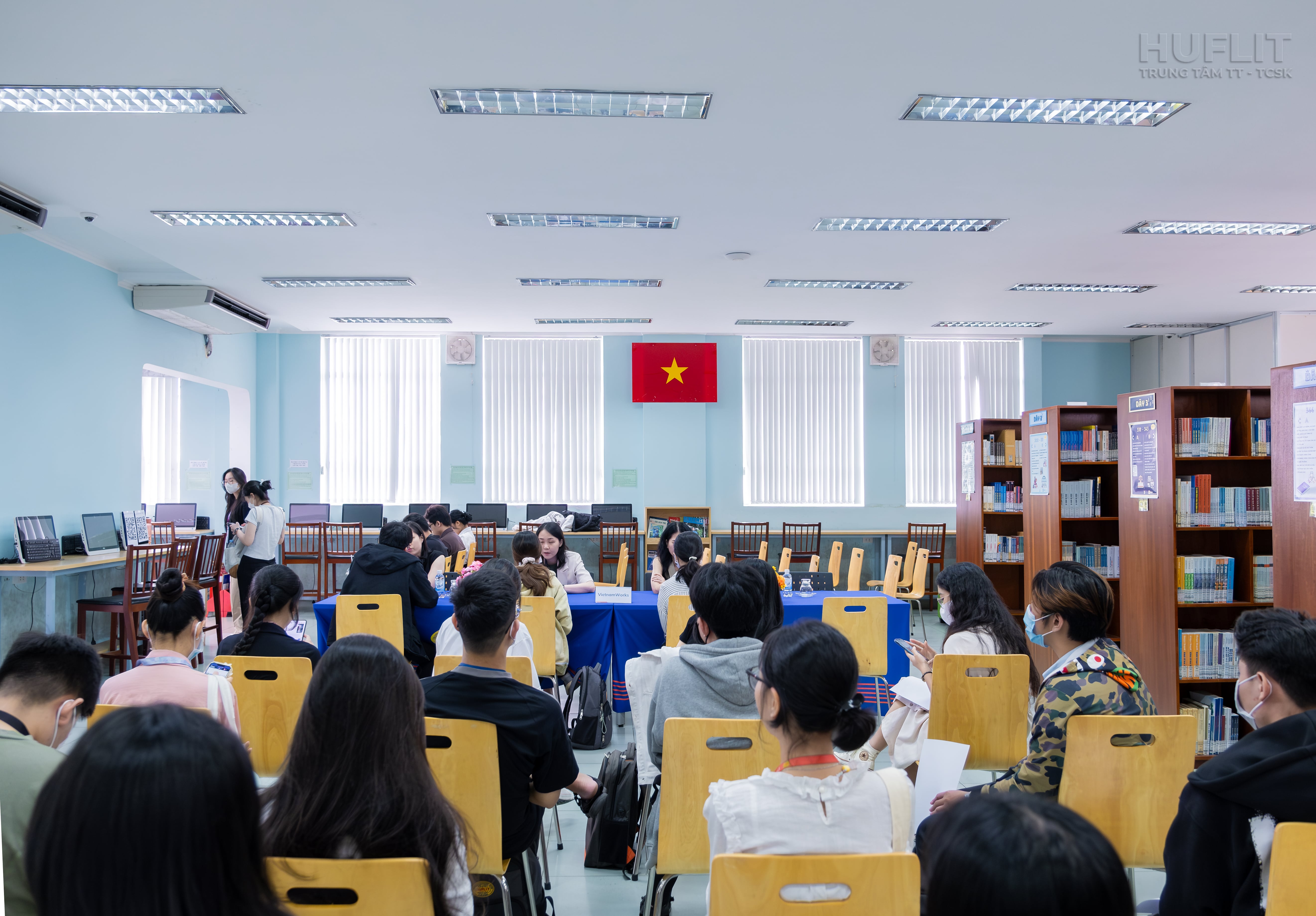 Sinh viên HUFLIT tham gia hoạt động CV Check