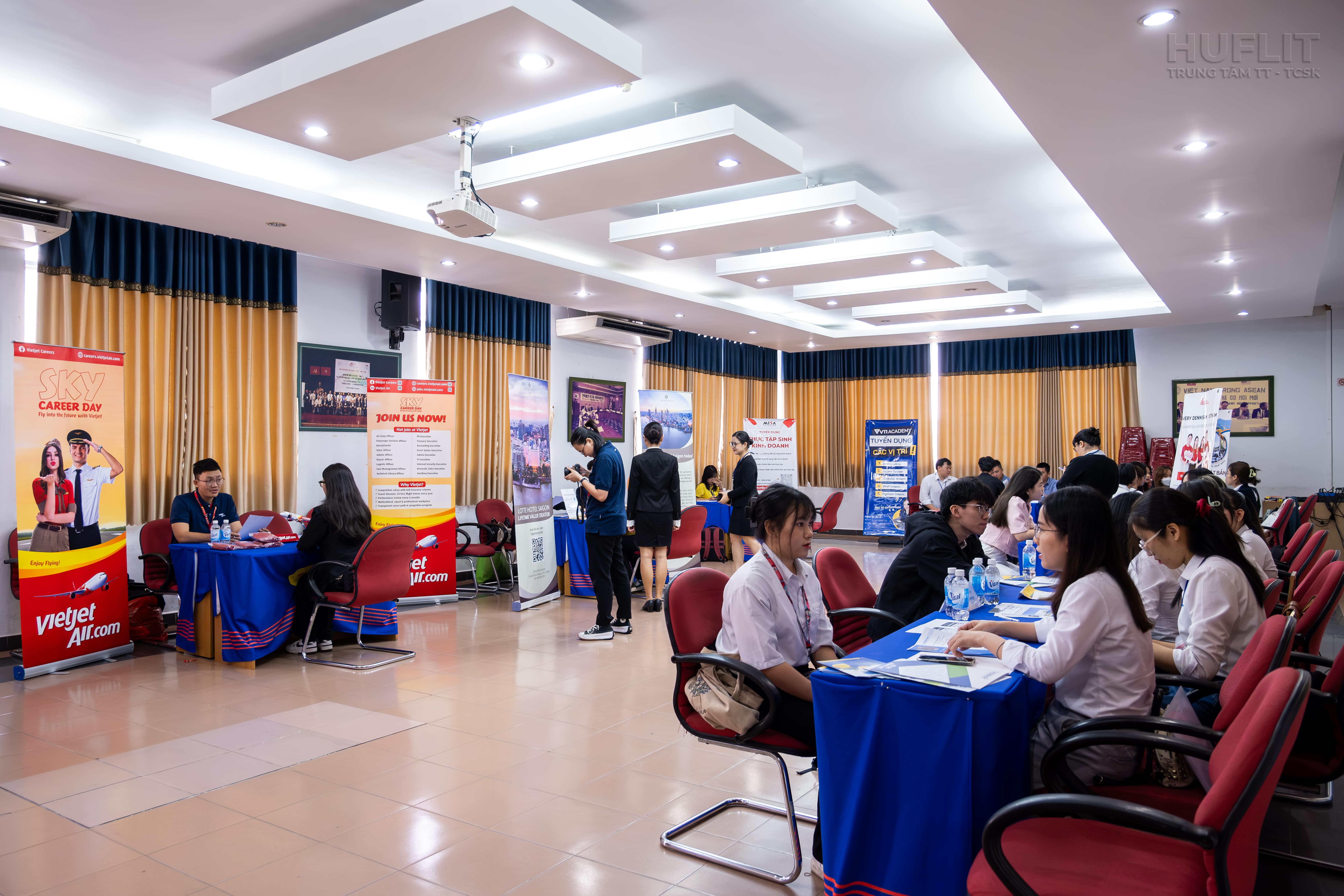 Sinh viên HUFLIT tham gia phỏng vấn trực tiếp nhà tuyển dụng trong Internship Interview.