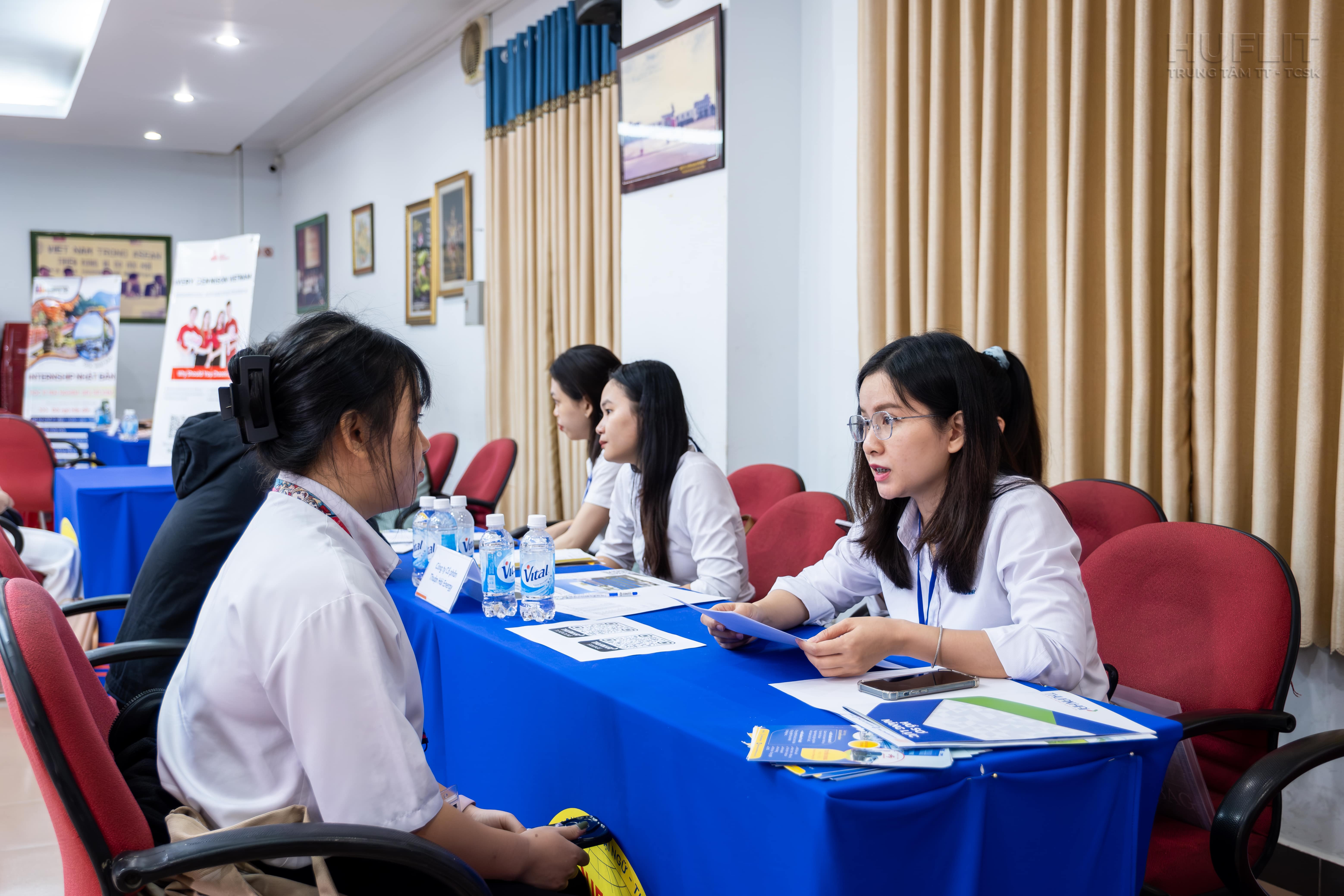 Sinh viên HUFLIT tham gia phỏng vấn trực tiếp nhà tuyển dụng trong Internship Interview.