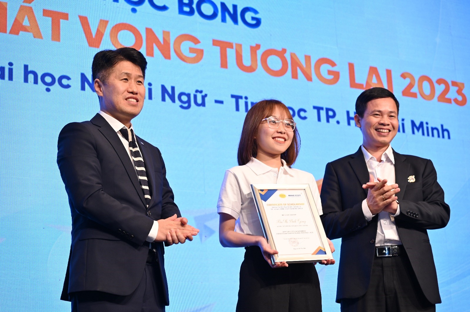 Sinh viên Bùi Thị Bích Giang – sinh viên năm tư chuyên ngành tiếng Nhật, khoa Ngôn ngữ và Văn hóa phương Đông đạt giá trị cao nhất đạt 115 triệu đồng/suất (học bổng trao đổi sinh viên)