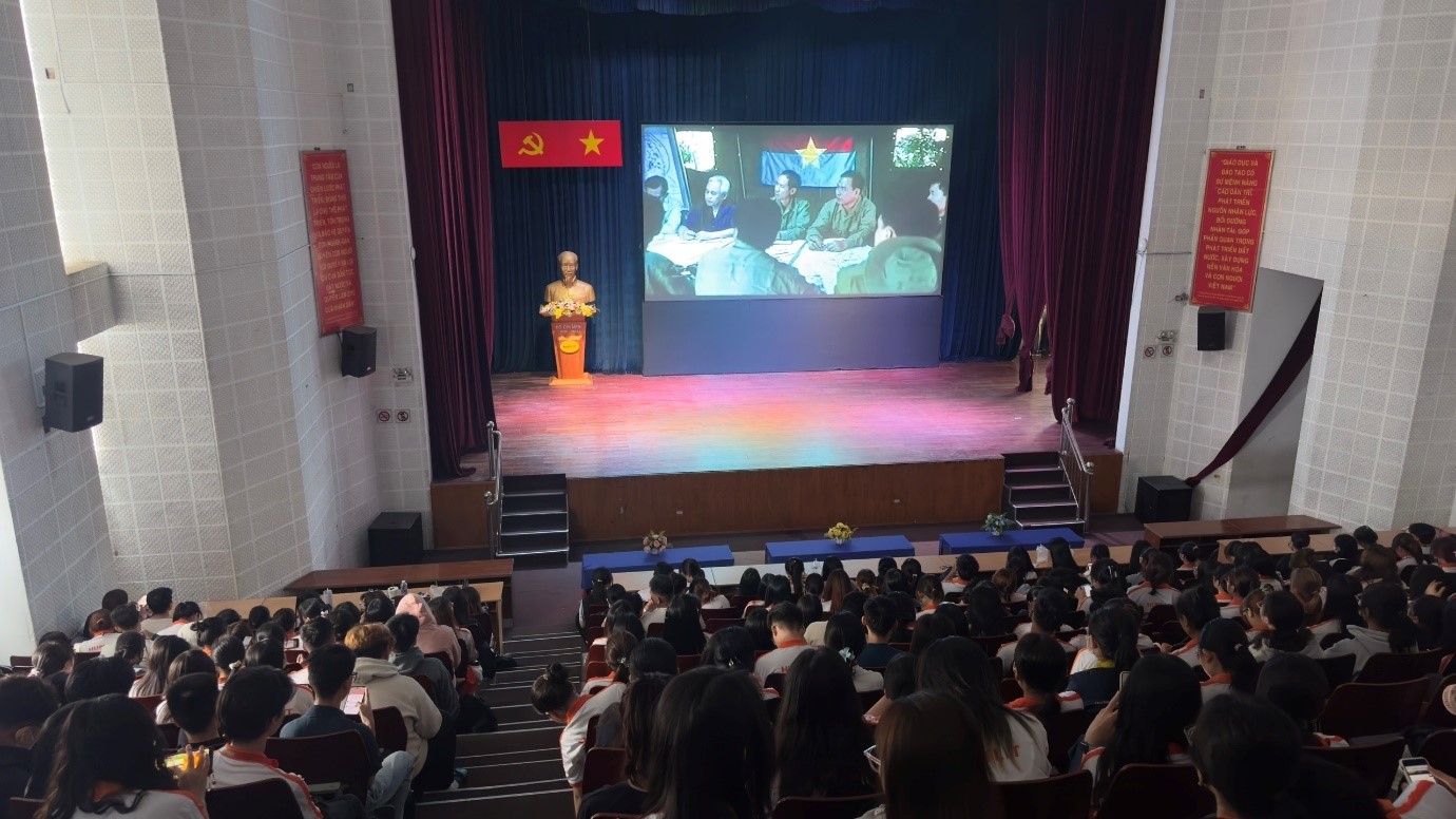 Đa dạng các hoạt động giáo dục truyền thống cho đoàn viên, thanh niên HUFLIT trong những ngày tháng 4, tháng 5 lịch sử