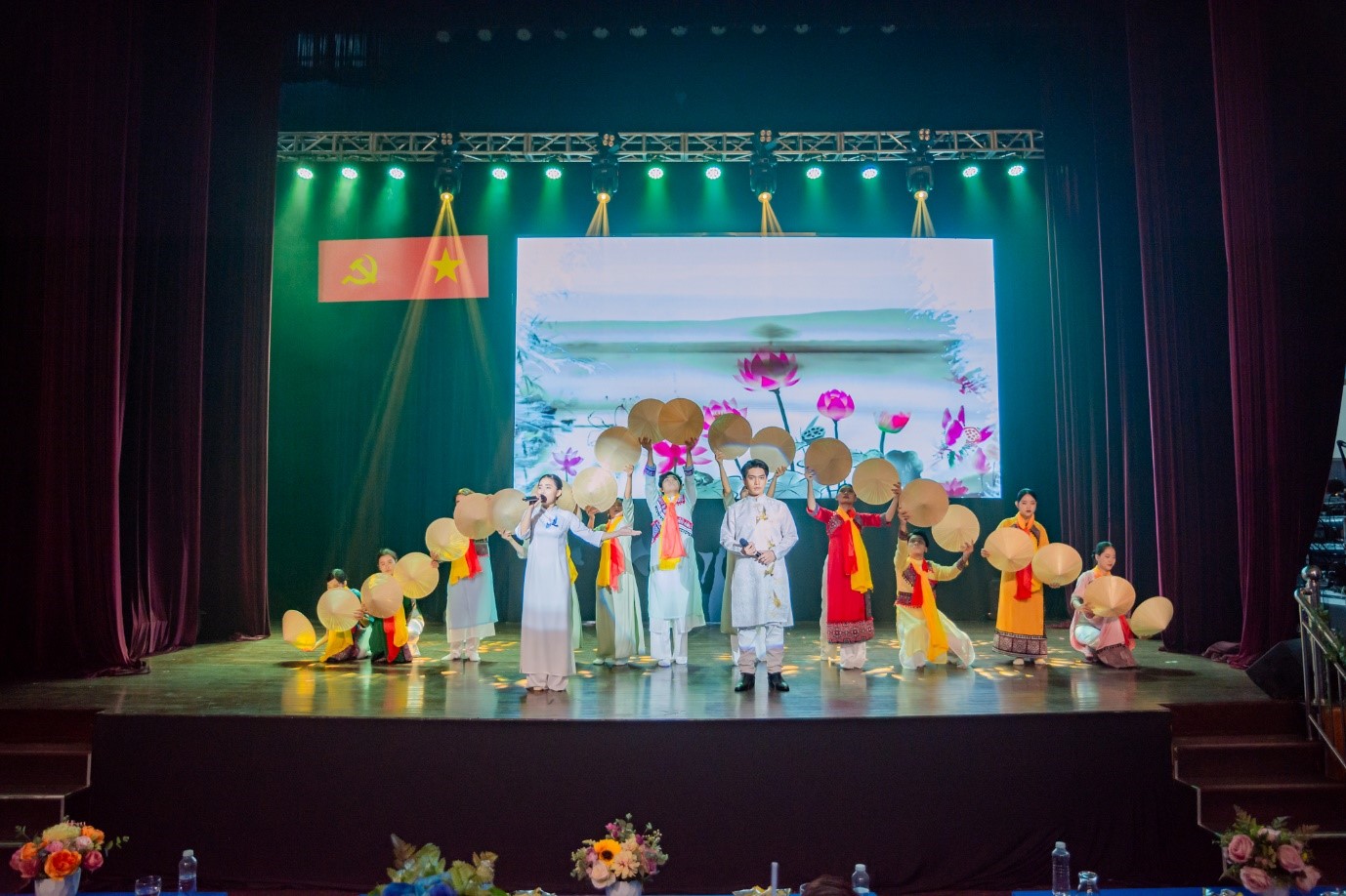 Đa dạng các hoạt động giáo dục truyền thống cho đoàn viên, thanh niên HUFLIT trong những ngày tháng 4, tháng 5 lịch sử