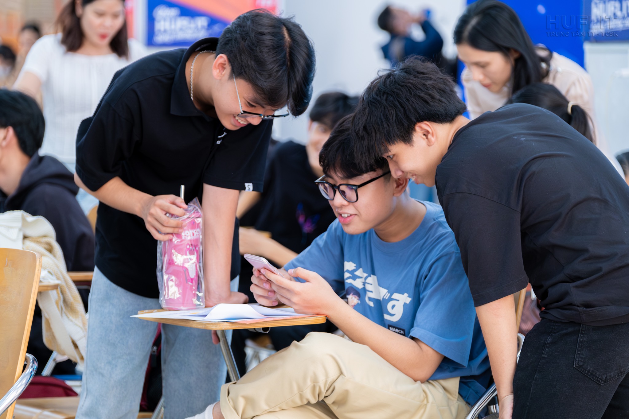 HS nộp hồ sơ xét tuyển học bạ tại HUFLIT 3