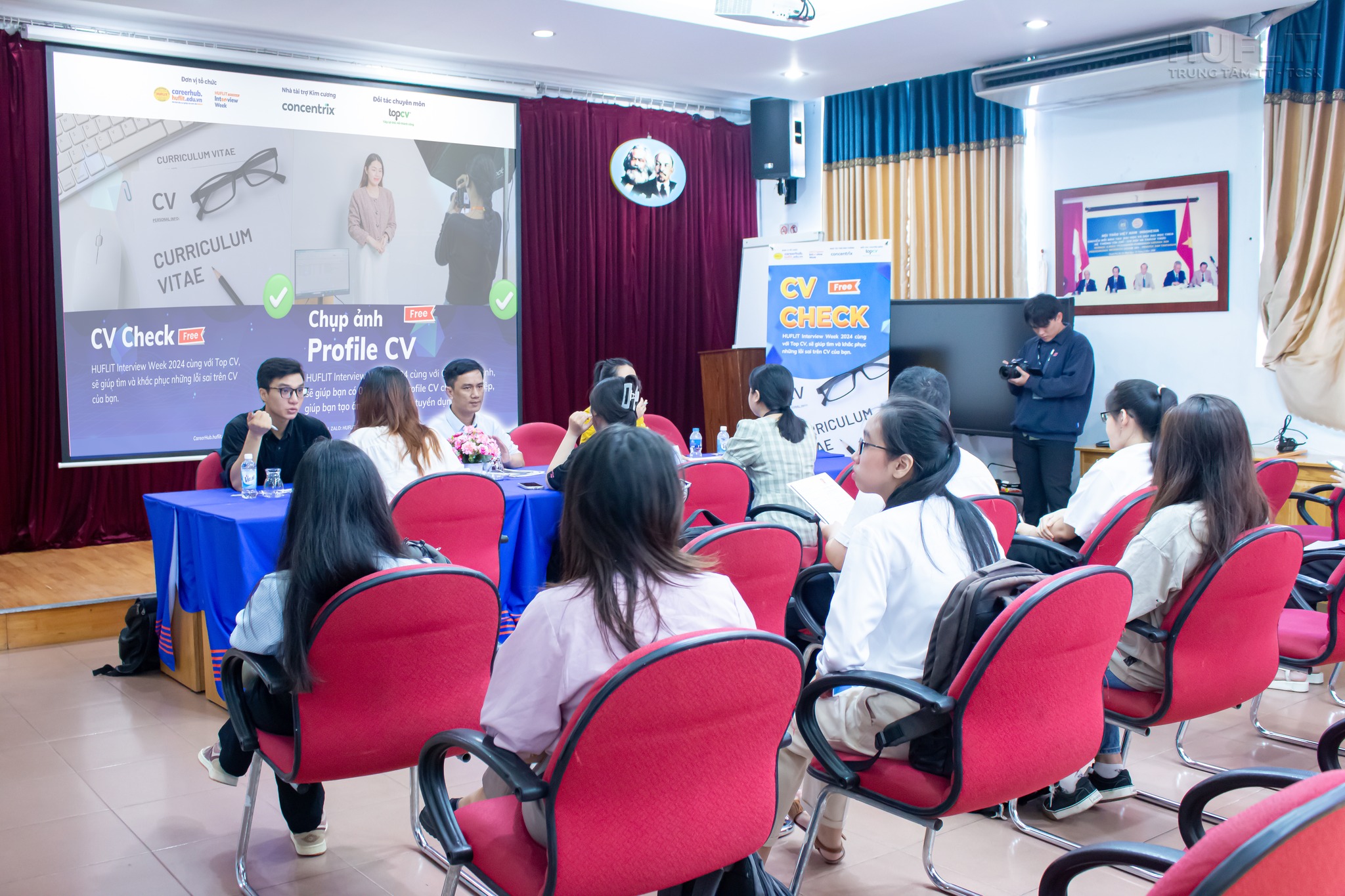 Hình_sinh viên HUFLIT nhận góp ý từ các mentor TopCV.