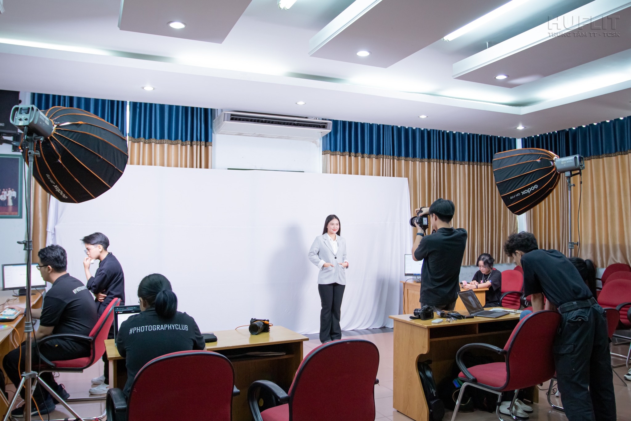 Hình ảnh sinh viên HUFLIT tham gia Dịch vụ chụp ảnh profile CV.