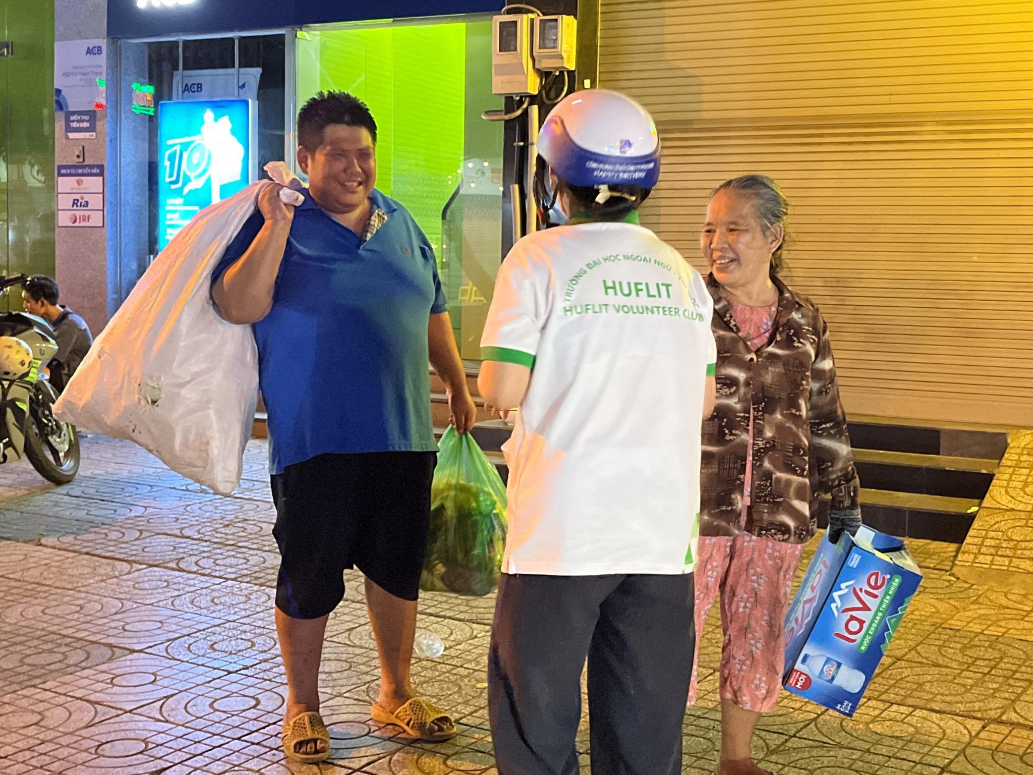 Chuỗi hoạt động “Tuổi trẻ HUFLIT tích cực tham gia hoạt động tình nguyện” năm 2024