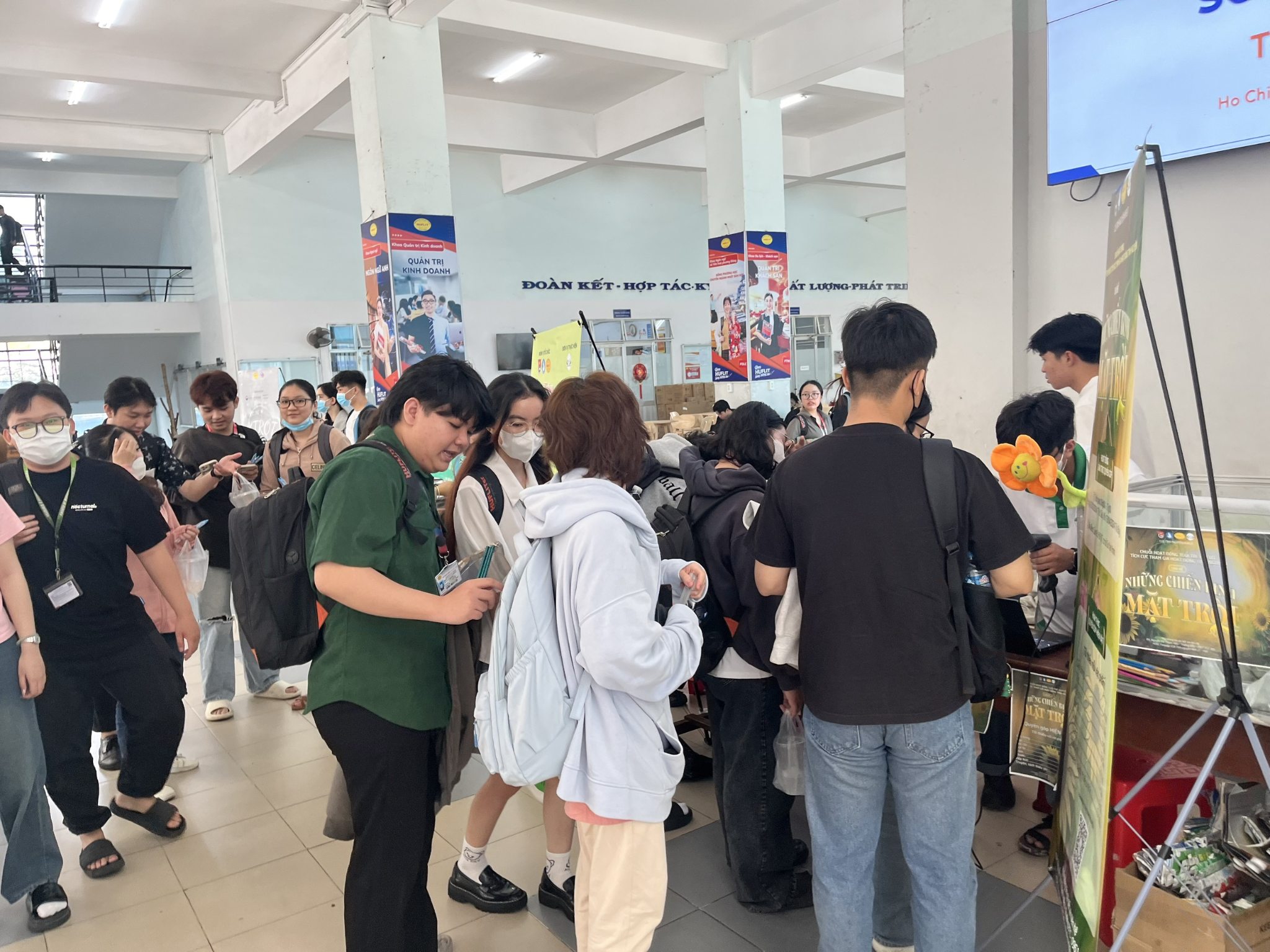 Chuỗi hoạt động “Tuổi trẻ HUFLIT tích cực tham gia hoạt động tình nguyện” năm 2024