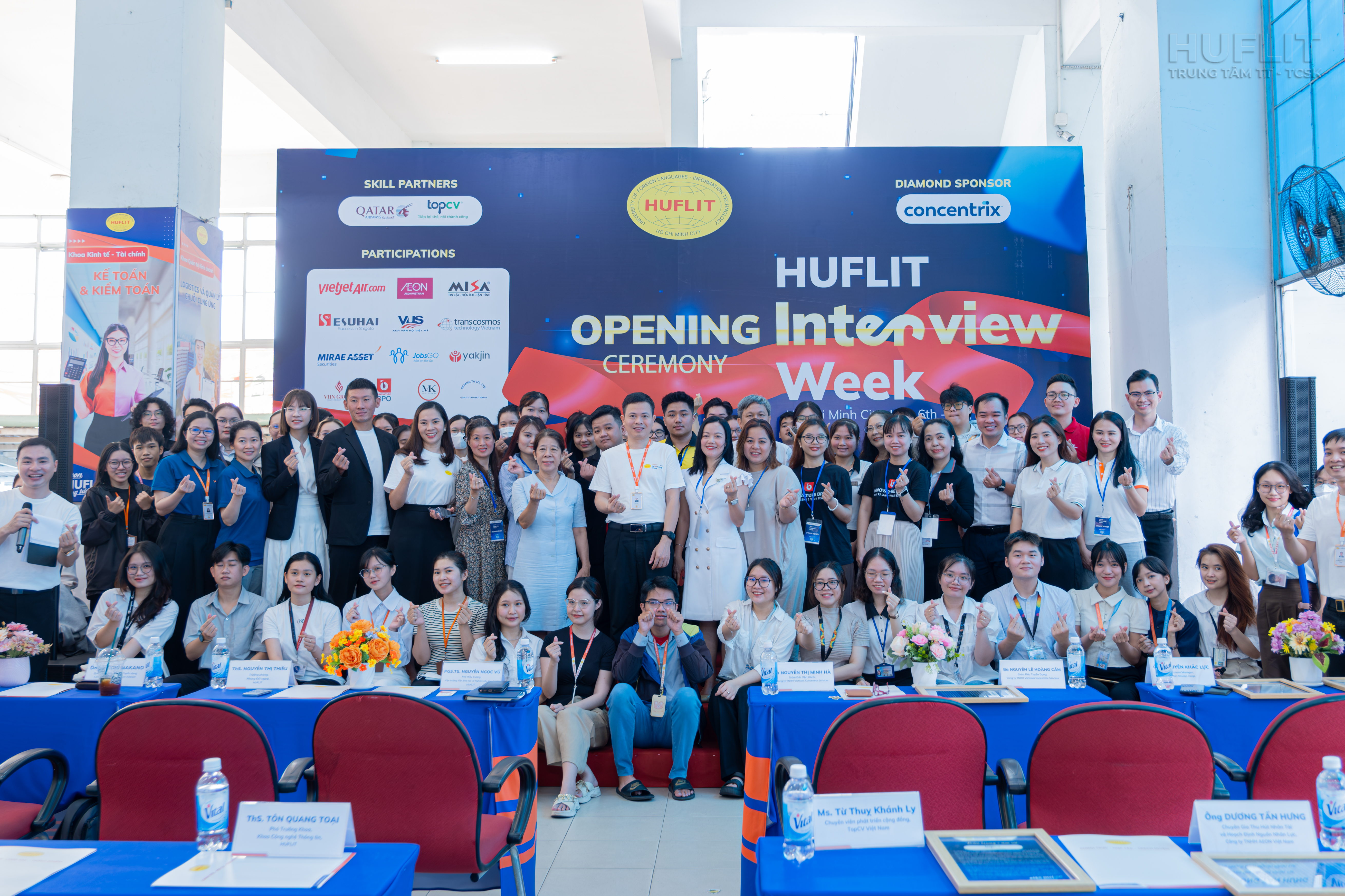 Hình ảnh_Tập thể HUFLIT và Doanh nghiệp trong buổi Lễ khai mạc HUFLIT Interview Week 2024.