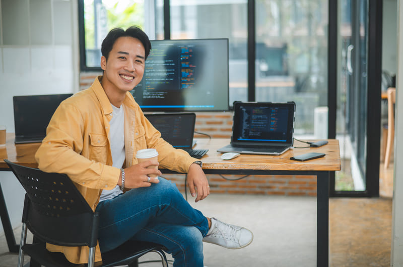 Lập trình viên đảm nhiệm phân tích yêu cầu