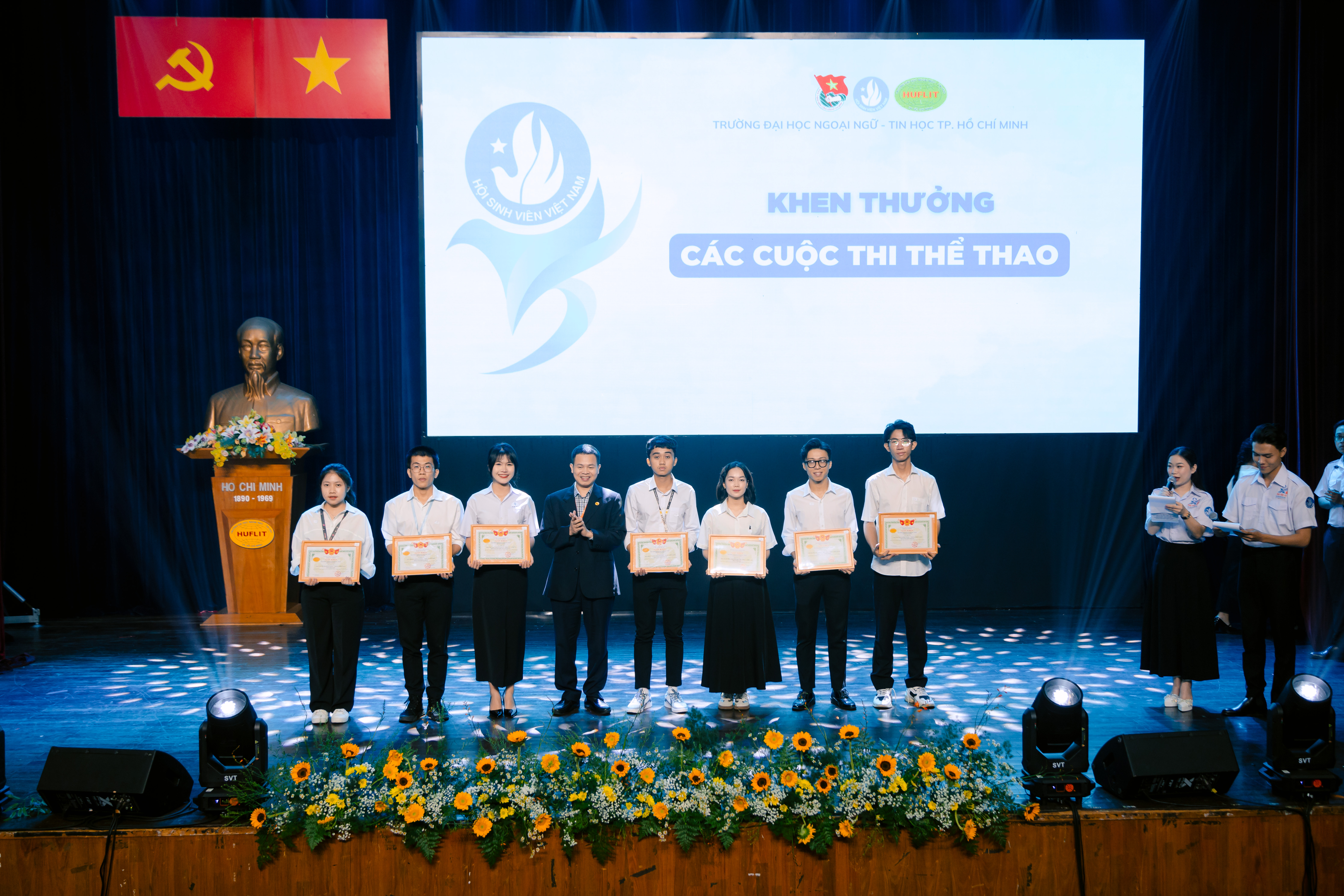 Doan-Hoi-HUFLIT-Khen-thuong-cac-cuoc-thi-7