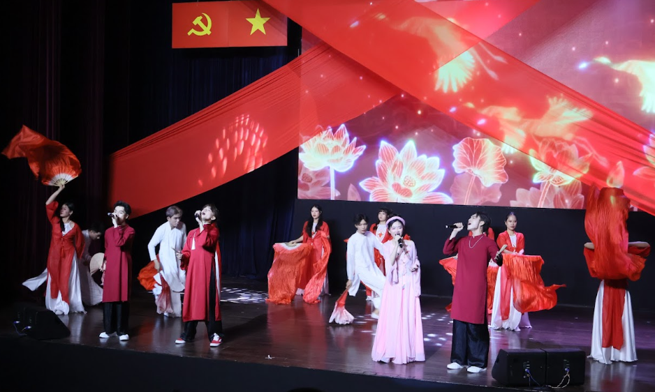 Sân khấu “Ngân tiếng ba miền” rực màu cờ tổ quốc quê hương