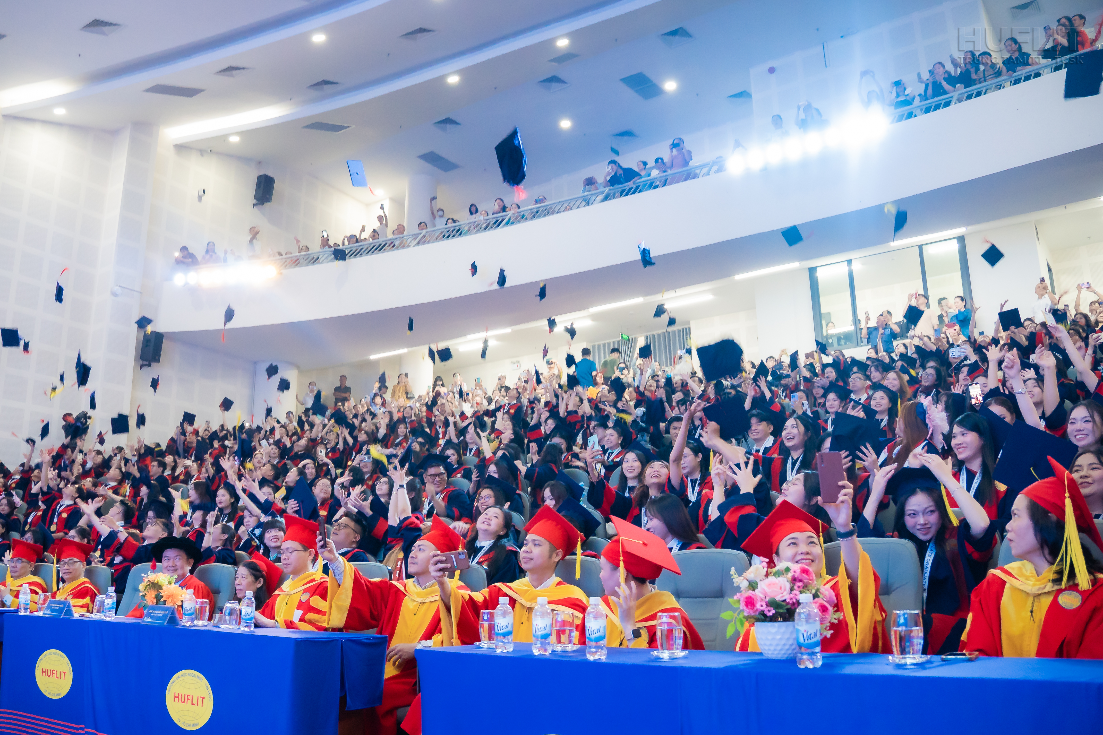 Tung nón Tốt nghiệp