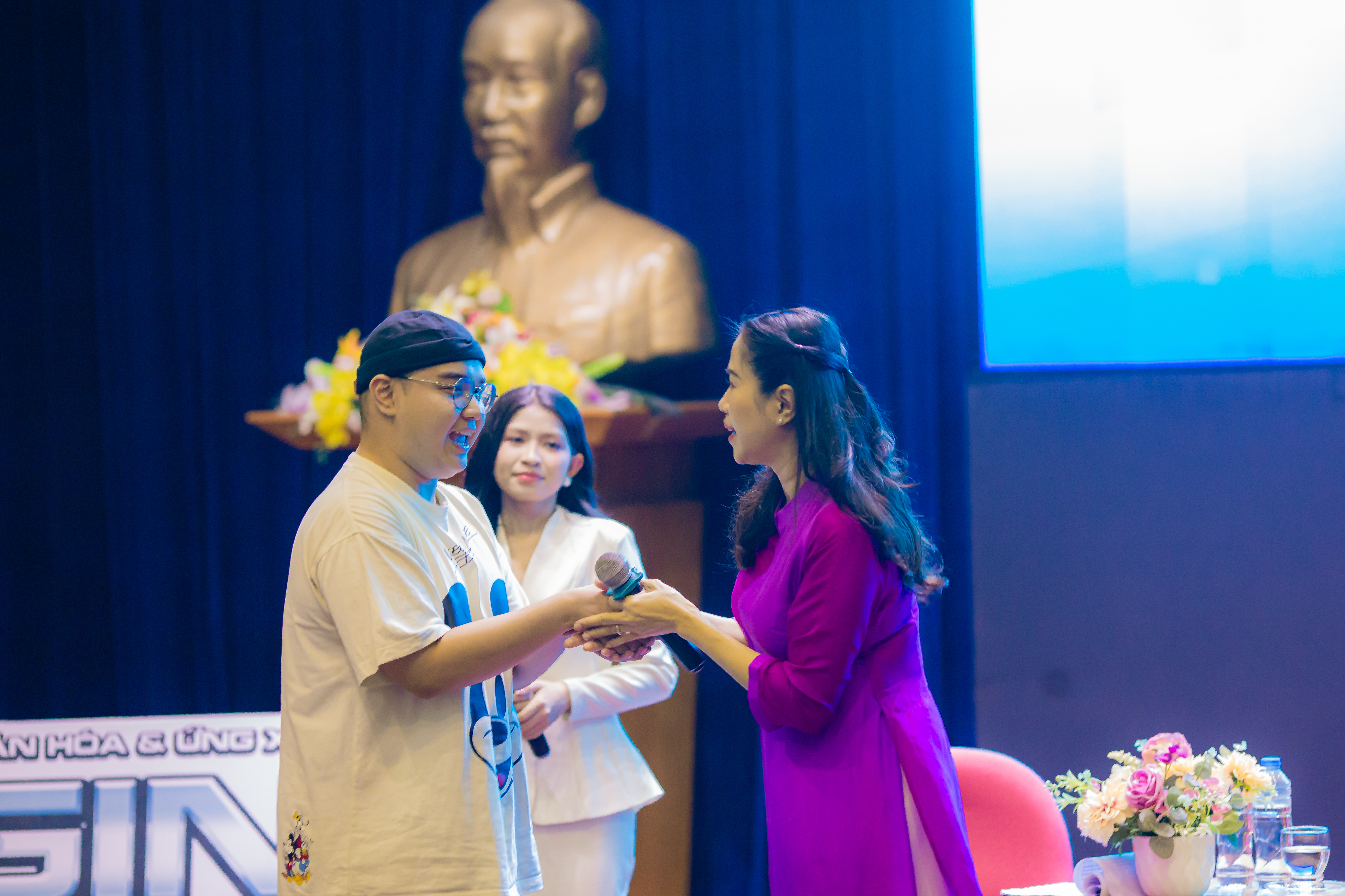 Chuỗi hoạt động học thuật mang tên Hội thảo kỹ năng hội nhập văn hóa & ứng xử xã hội “Bridging Worlds”