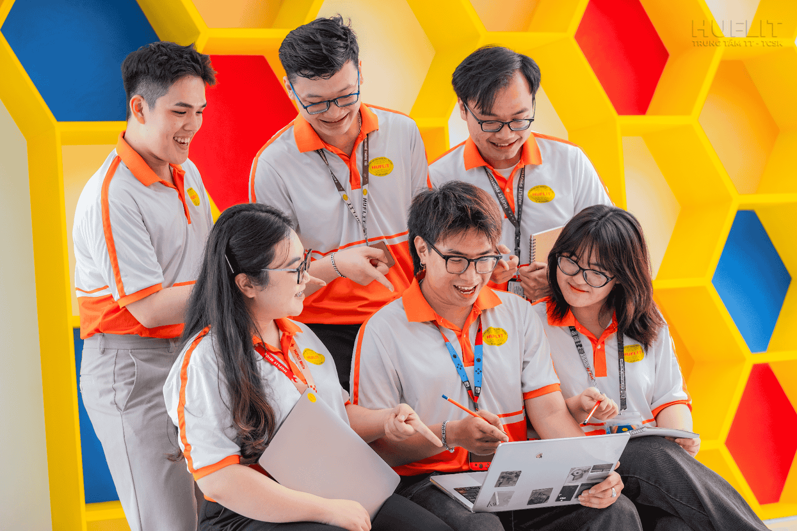 Kỹ năng mềm như tin học, ngoại ngữ, giao tiếp