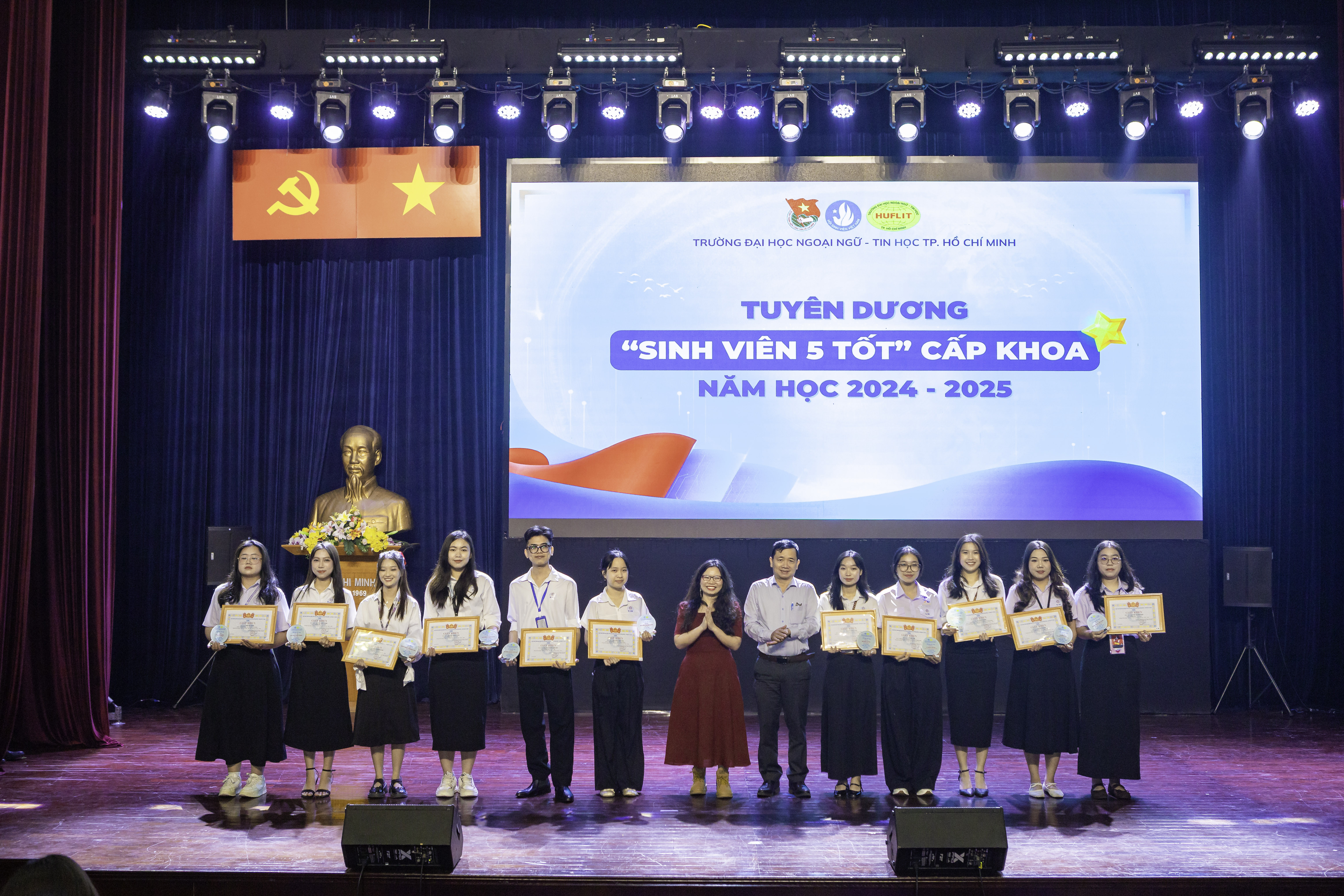 HUFLITers lan tỏa những giá trị tích cực và tinh thần cống hiến nhân dịp Kỷ niệm 76 năm Ngày truyền thống Học sinh, Sinh viên Việt Nam và Hội Sinh viên Việt Nam (09/01/1950 - 09/01/2026)