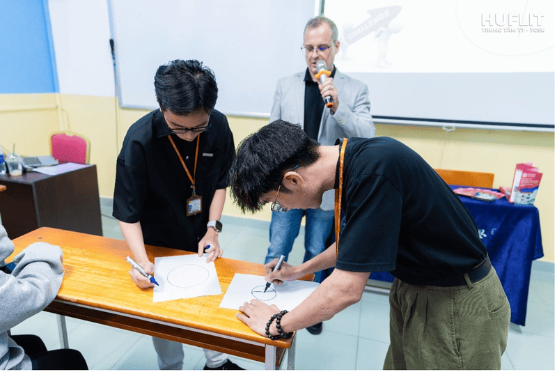 HUFLIT trang bị kỹ năng AI và kinh nghiệm giảng dạy qua mentor