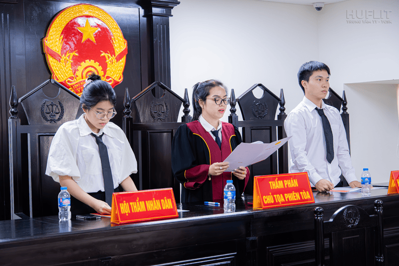 luật và luật kinh tế cái nào khó hơn