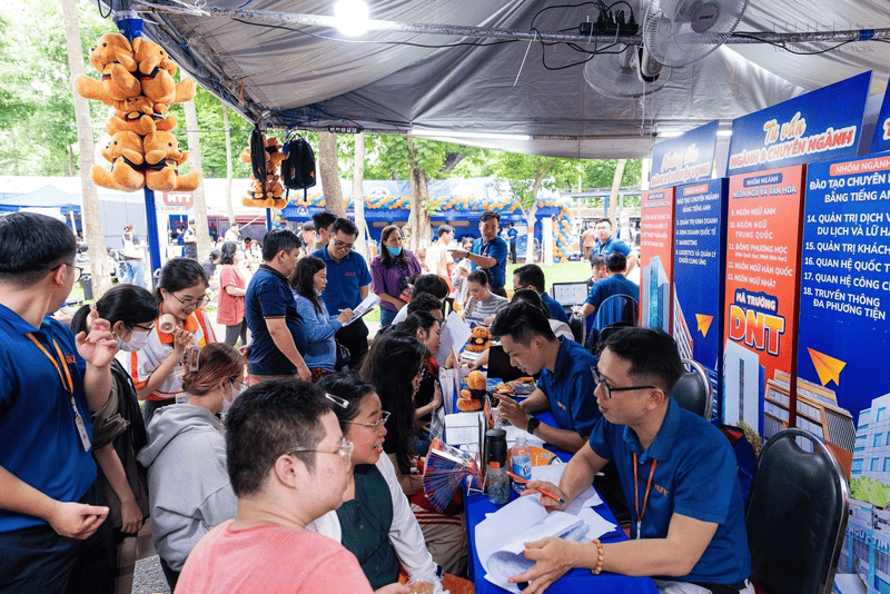 Kết nối thực tập và việc làm cho sinh viên HUFLIT qua các ngày hội