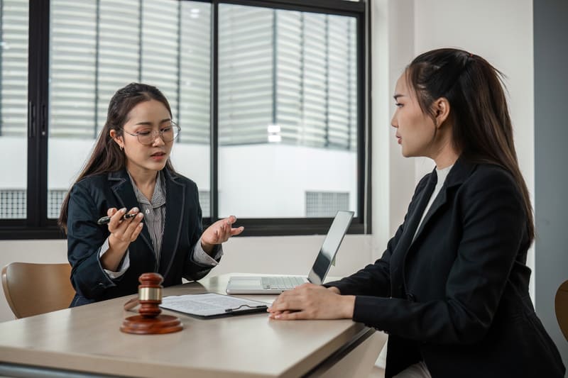 Chuyên viên pháp lý bảo vệ quyền lợi hợp pháp