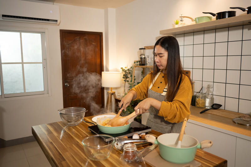 Sinh viên nên tự nấu ăn tại phòng