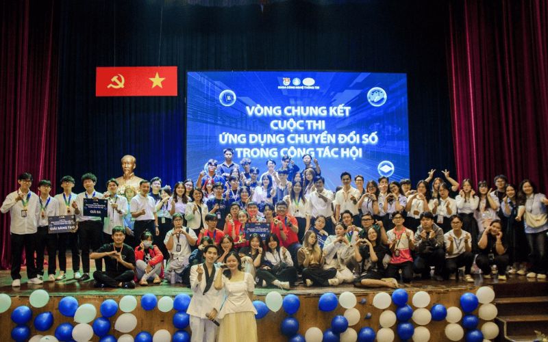 Nhân viên vận hành sàn thương mại điện tử