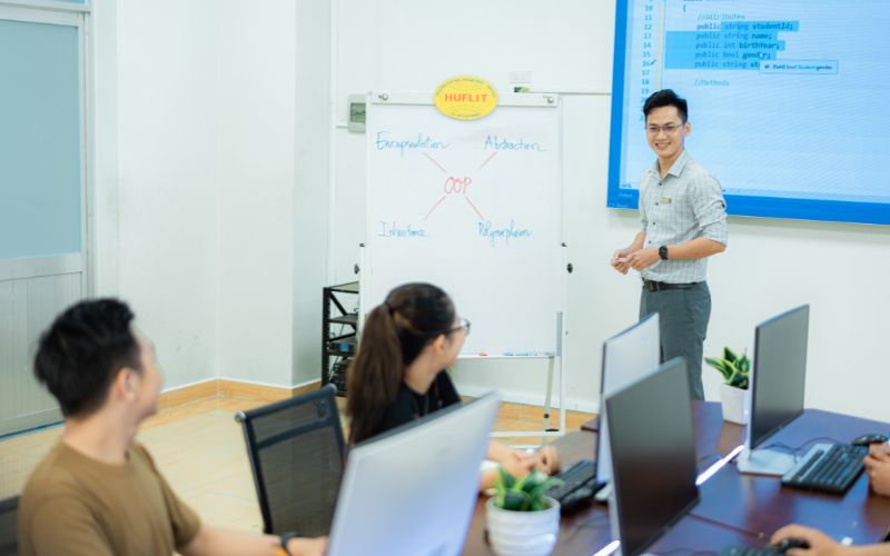 Tư duy phản biện HUFLIT