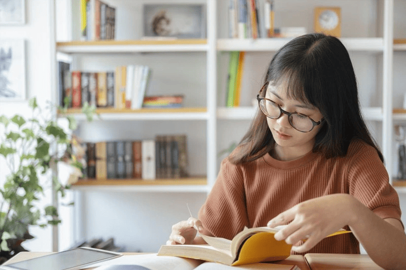 Không gian học gọn gàng, đủ ánh sáng