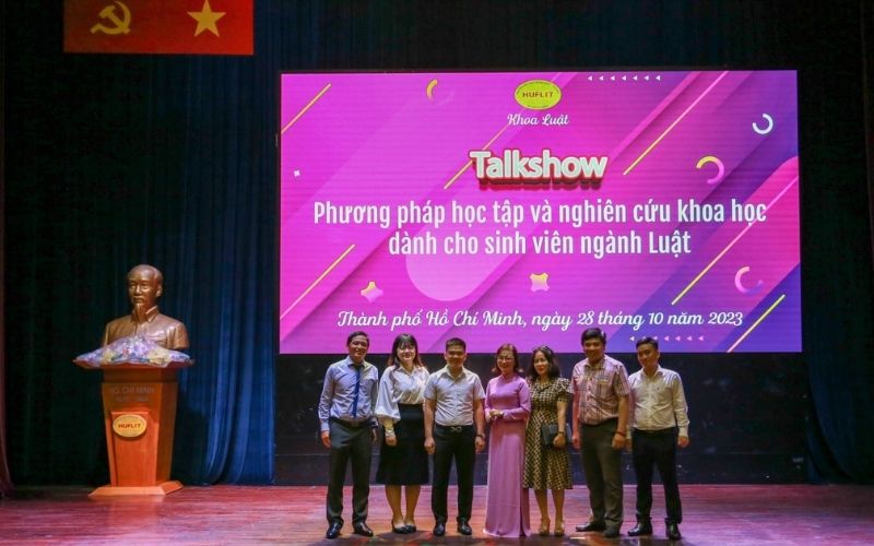 Sinh viên được lắng nghe chia sẻ từ giảng viên